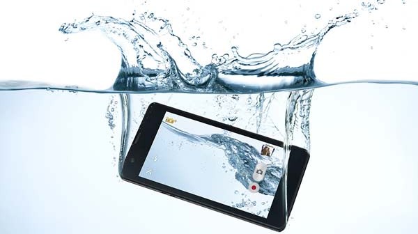 smartphone-on-water